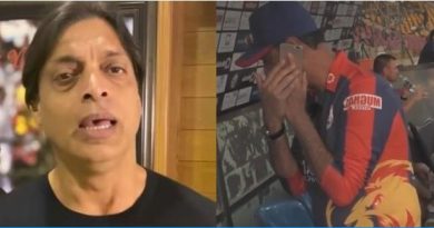 Shoaib Akhtar not happy with a Karachi Kings member using mobile phone in dug out