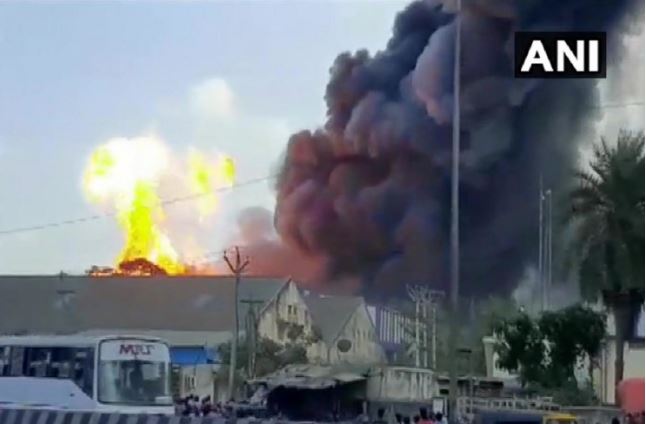 Tamil Nadu A fierce fire broke out in an oil warehouse in Chennai, four fire engines were present on the spot