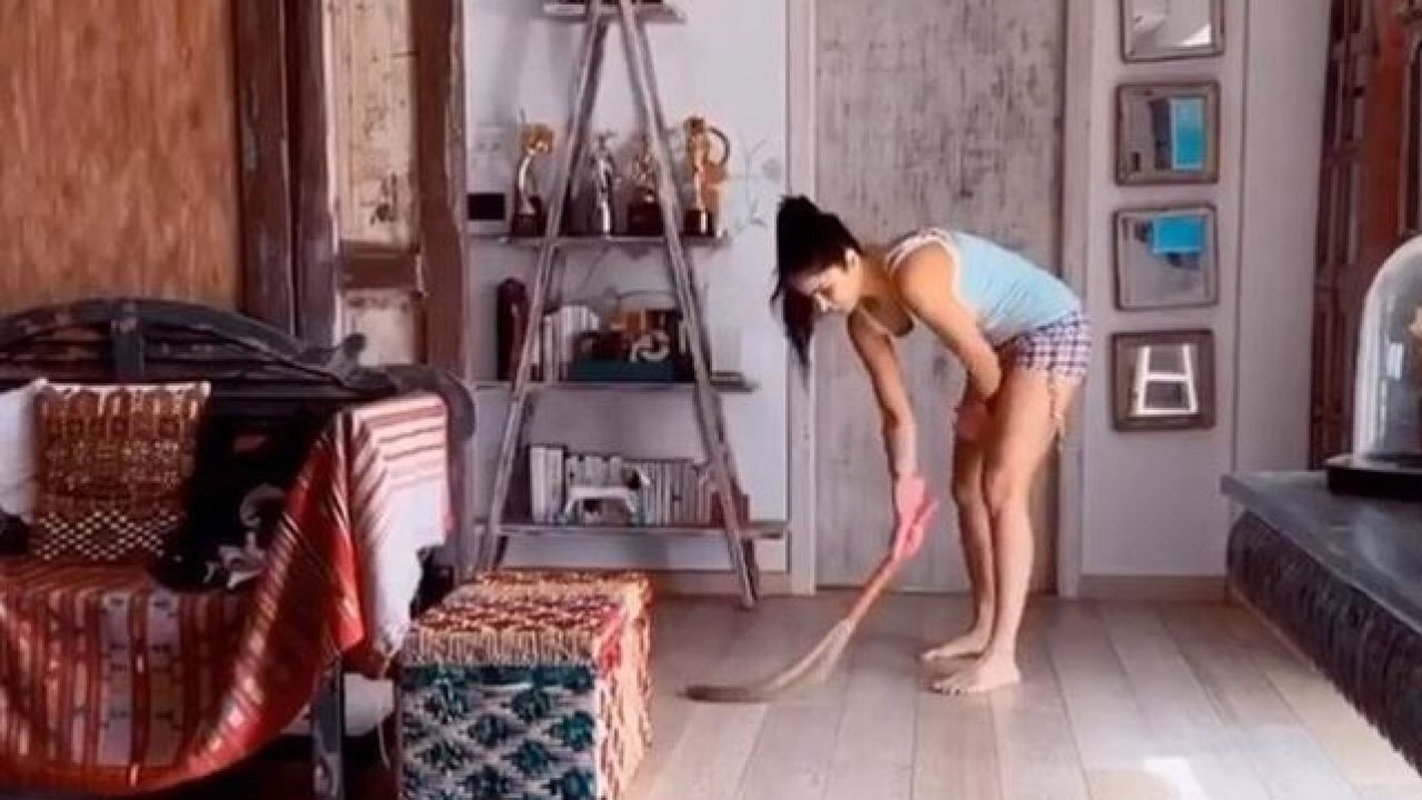 [Image: Katrina-Kaif-Is-Busy-With-Chores-At-Home...80x720.jpg]