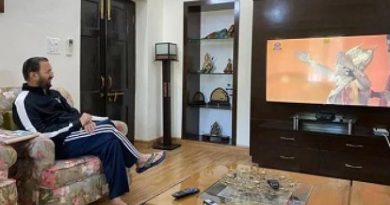 Union Minister Prakash Javadekar shares photo while watching Ramayana, Farah Khan said, leave the serial and watch the migrating labours
