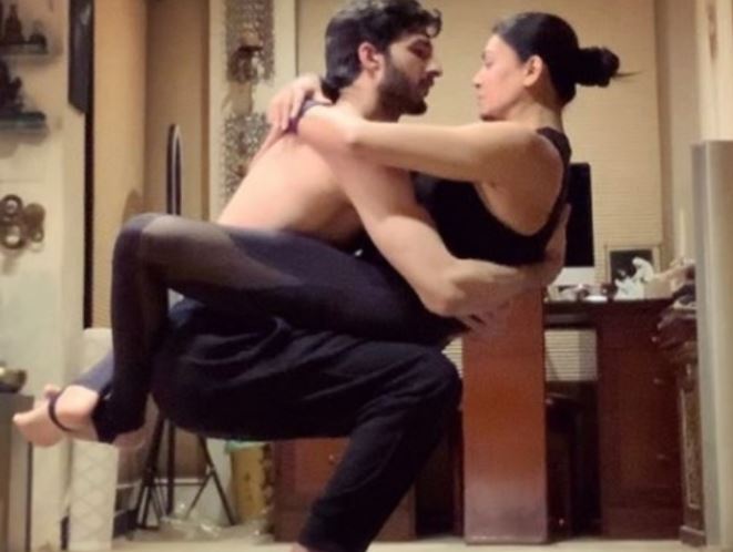 Sushmita Sen doing hot yoga with boyfriend Rohman in Lockdown, pictures viral
