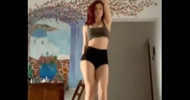Sexy - Elli Avram does hot dance in lockdown, video going viral