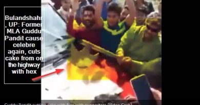 Bulandshahr, UP- Former MLA Guddu Pandit cause celebre again, cuts cake from on the highway with hex