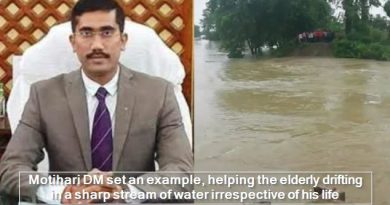 Motihari DM set an example, helping the elderly drifting in a sharp stream of water irrespective of his life