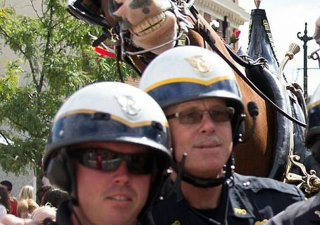 Say cheese! This rather ecstatic horse showed off its teethy grin when people took a photograph of it with some police officers in the US