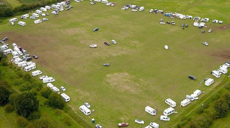 Hundreds of travellers crowded to Wollaston, Northamptonshire, for the annual horse fair despite coronavirus fears