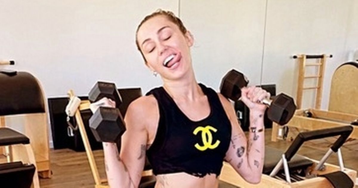 Miley Performs in Her Underwear After Missing Costume 