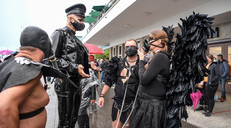 Friedrichshafen: Participants of the "Torture Ship" are standing near the jetty where the paint and leather ship is moored