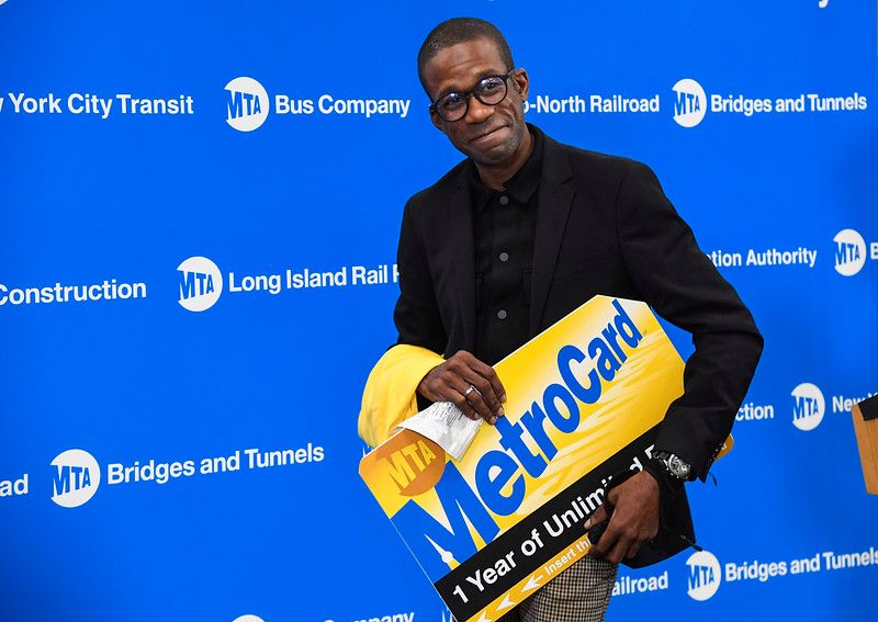Un año de viajes gratis para héroe que detuvo al hombre que descarriló el Metro de Nueva York