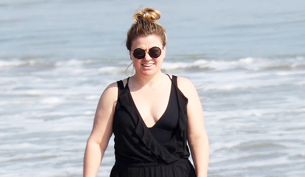 Kelly Clarkson Is All Smiles While Hitting The Beach In Black Cover-Up & Swimsuit 3 Mos. After Divorce