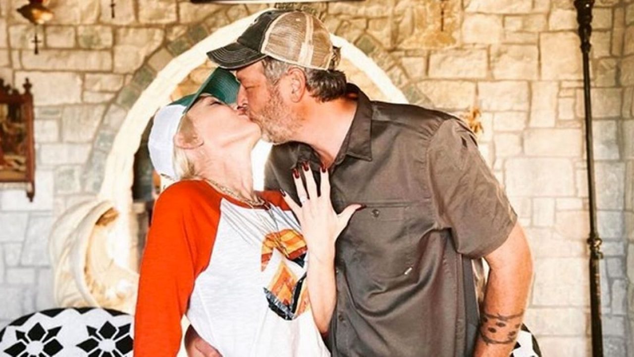 Gwen Stefani Announces She S Engaged To Blake Shelton With Smooching Snap The State