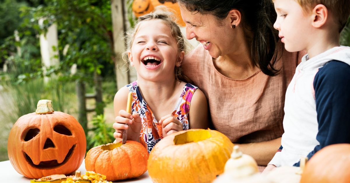 6 Ways Your Family Can Be a Light This Halloween
