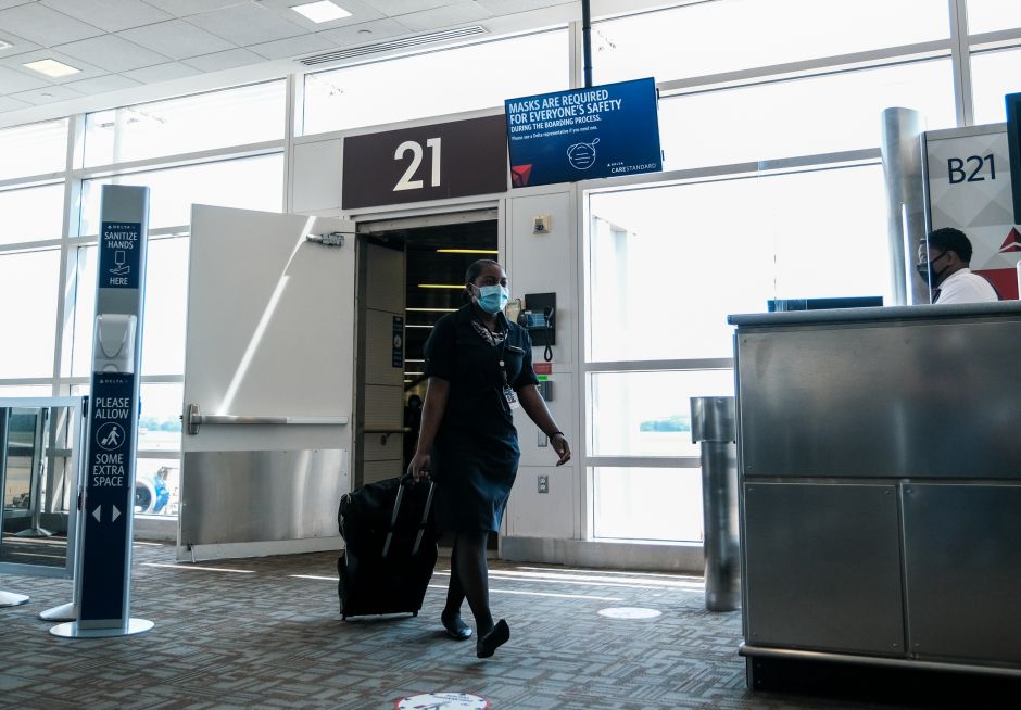 A female passenger refuses to wear a mask and hits a Delta flight attendant at the Miami airport | The NY Journal