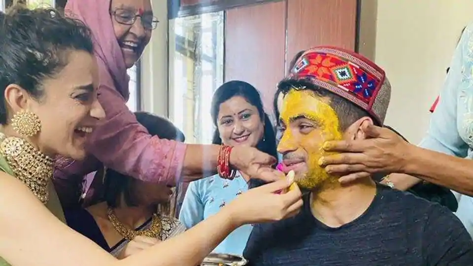 Kangana Ranaut applies haldi on brother Aksht’s face for his Badhai, shares pic and video