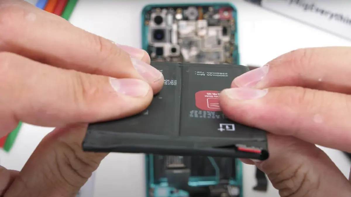 OnePlus 8T Teardown Video Details Its Dual-Battery Configuration