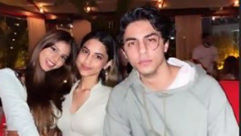 Shah Rukh Khan’s kids Aryan and Suhana Khan glam it up in cousin Alia Chhiba’s new pic. Check it out here