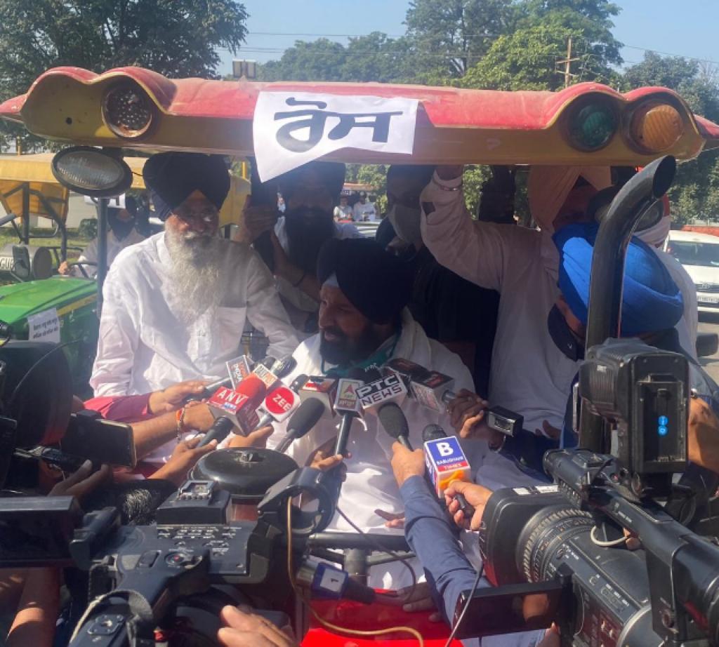 Special Punjab Vidhan Sabha session under way; SAD MLAs arrive riding tractors, AAP wearing black capes