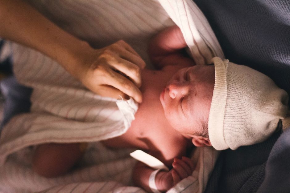 The amazing action of a newborn baby before the praises of his mother | The NY Journal