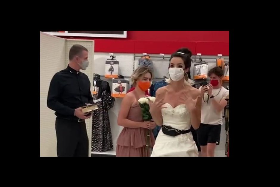 VIDEO: She arrived at her fiancé’s work dressed as a bride and with a pastor. “Are we getting married now or it’s over” | The NY Journal