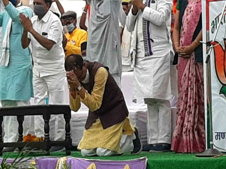 Shivraj’s big pledge: The Chief Minister said- Now before every speech, I will sit on my knees and bow to the people, Madhya Pradesh is my temple & public God