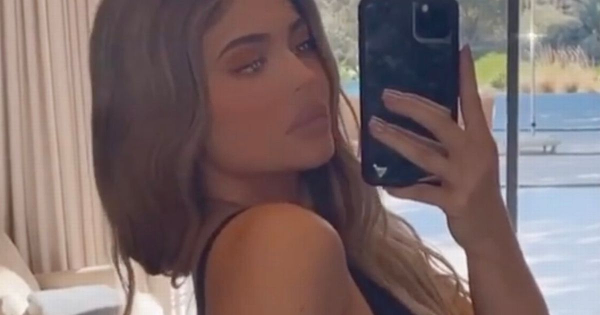 Kylie Jenner flaunts body in tiny bra and skintight leggings after nail claims