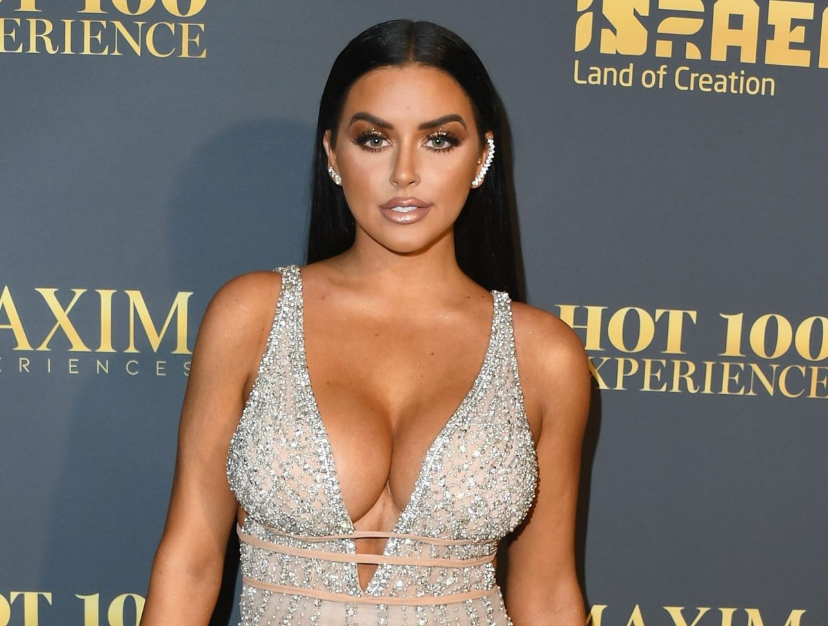 Abigail Ratchford without clothes, covers her nakedness with one hand and takes a photo | The State