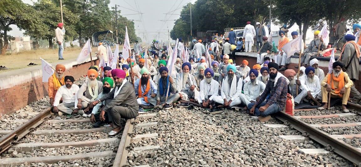Finally, Punjab farmers agree to lift dharnas from railway tracks