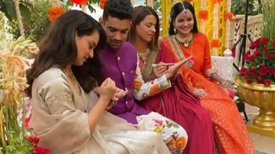 Kangana Ranaut looks regal as she applies mehendi on brother’s hand. See inside pics from pre-wedding ceremonies