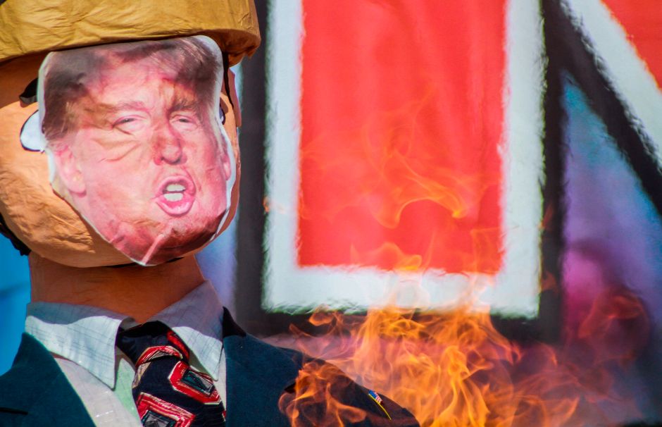 Migrants burn piñata with figure of Donald Trump in Tijuana, protest Mexican death | The opinion