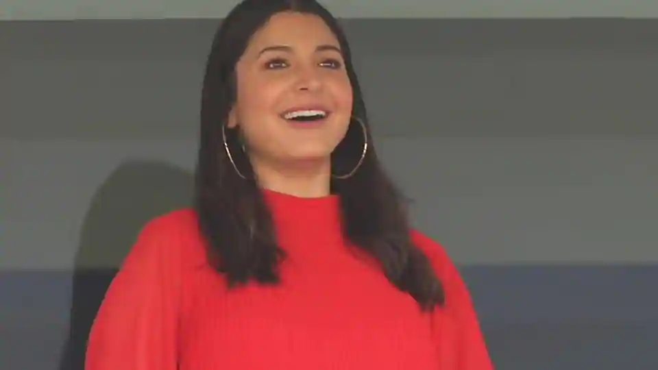 Mom-to-be Anushka Sharma twins with Virat Kohli in red as she watches RCB vs SRH IPL 2020 match