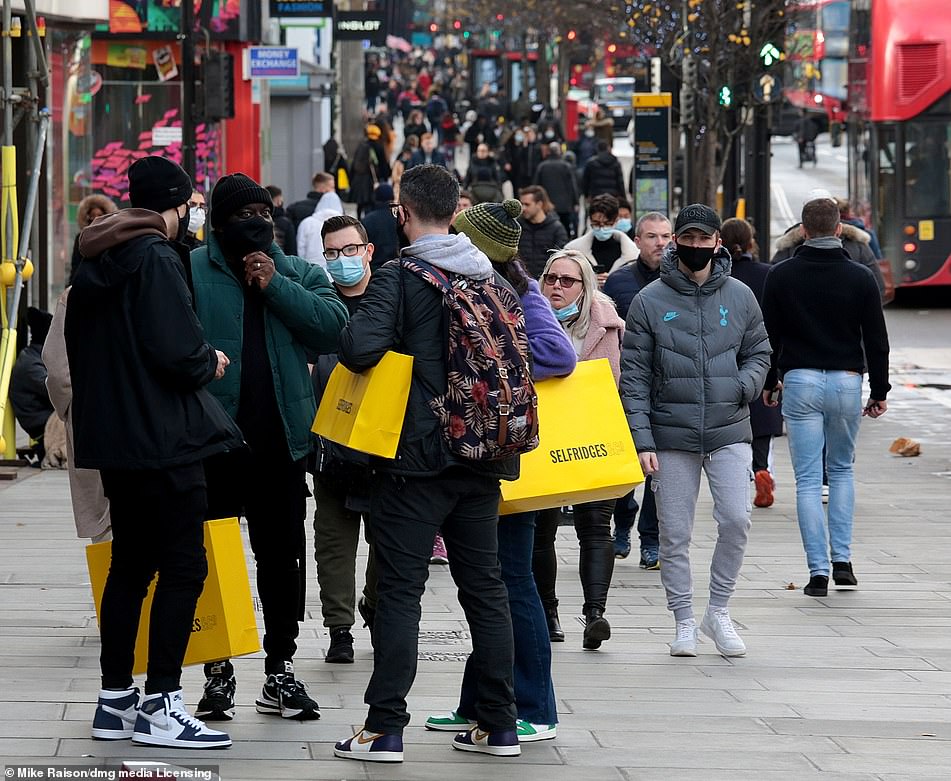 Oxford Street in London looked crowded yesterday as shoppers rushed to buy their last-minute Christmas presents as the day approaches