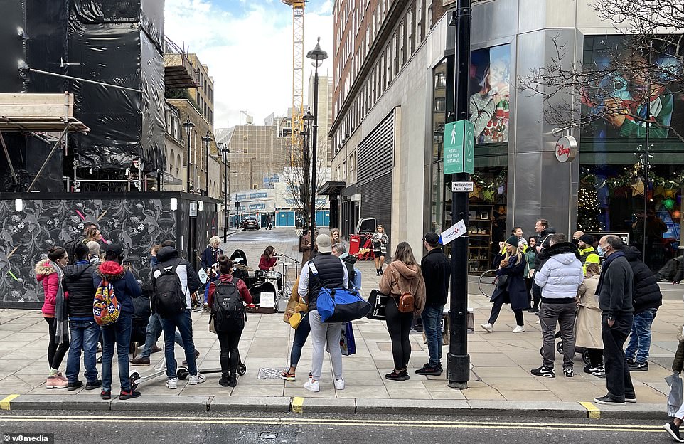 Some shoppers paused to listen to music on Oxford Street on the last Saturday before Christmas. Many opted to do their Christmas shopping on the highstreet