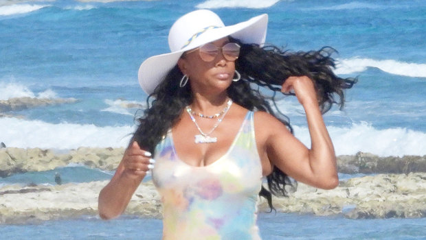 Vivica A. Fox, 56, Looks Incredible In Silver Swimsuit As She Enjoys Mexico Vacation