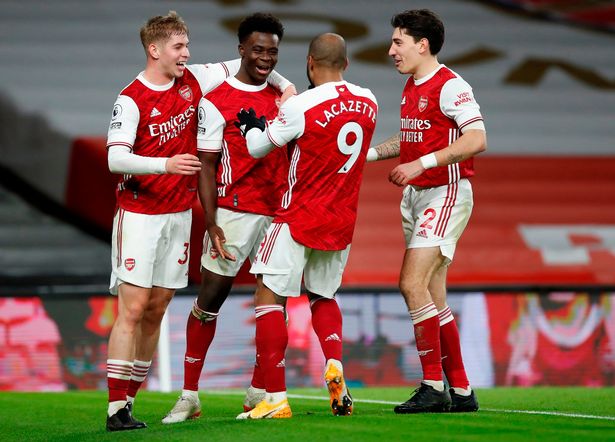 Arsenal players congratulate Saka on his strike