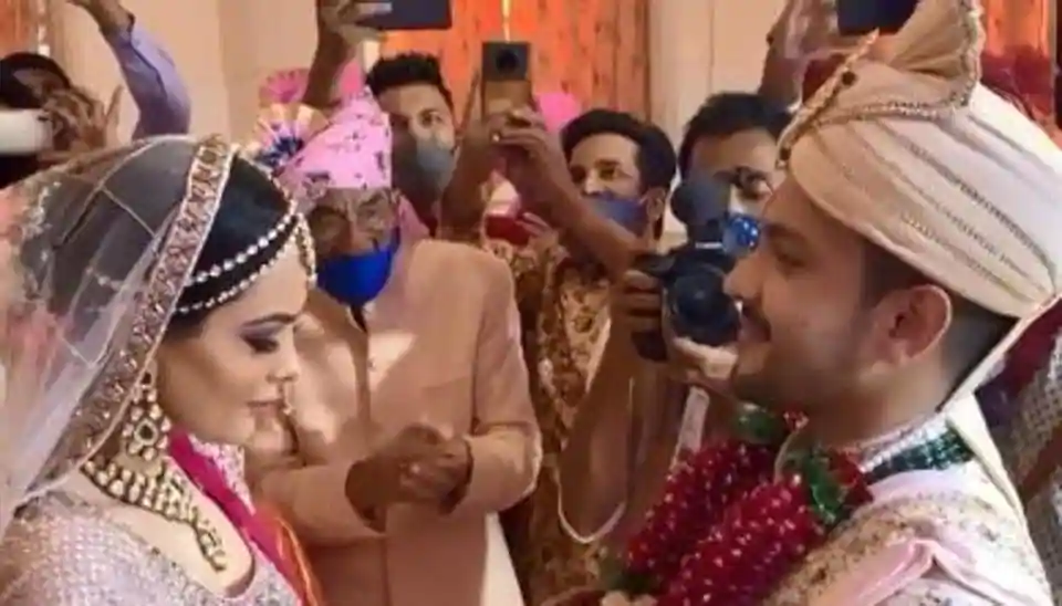 Aditya Narayan-Shweta Agarwal wedding: Watch video of varmala ceremony, ‘featuring GOAT Amitabh Bachchan’