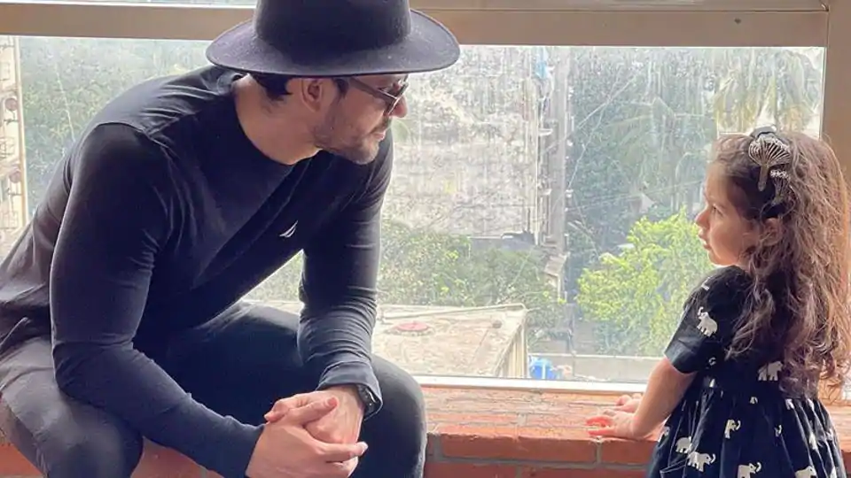 Kunal Kemmu, 3-year-old Inaaya are the cutest father-daughter duo in black. See pic