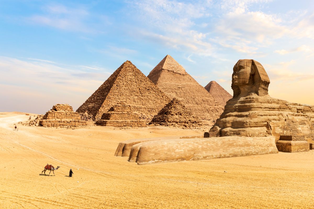 Photographer and model are arrested for doing “daring” session in Egyptian pyramids | The State