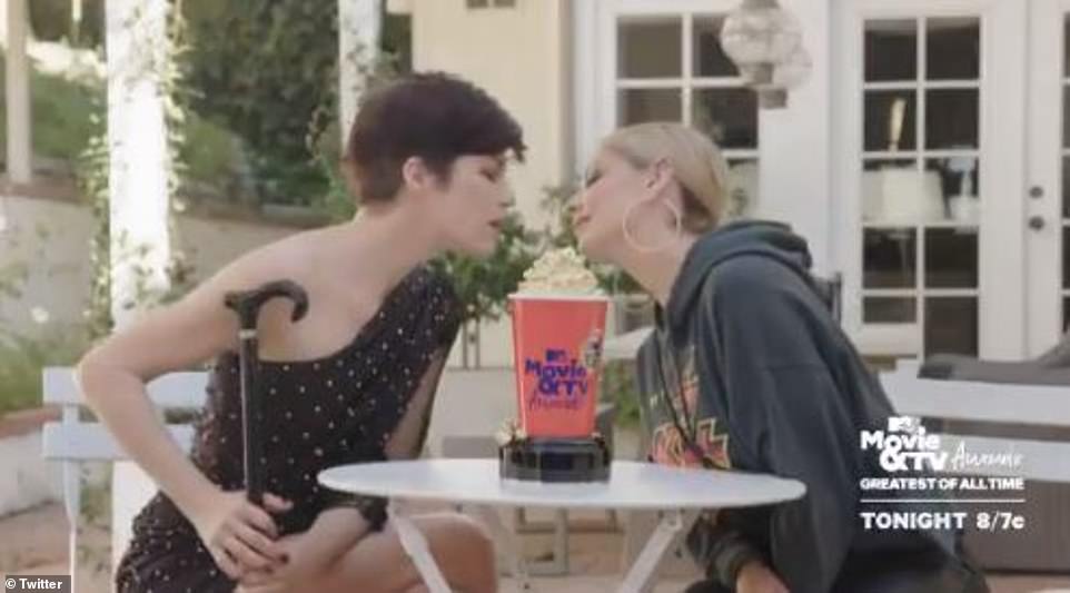 Sarah Michelle Gellar and Selma Blair safely recreate Cruel Intentions kiss at MTV Movie & TV Awards