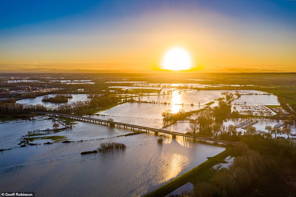 Thousands of people told to evacuate homes on Christmas Day after flooding in Bedfordshire