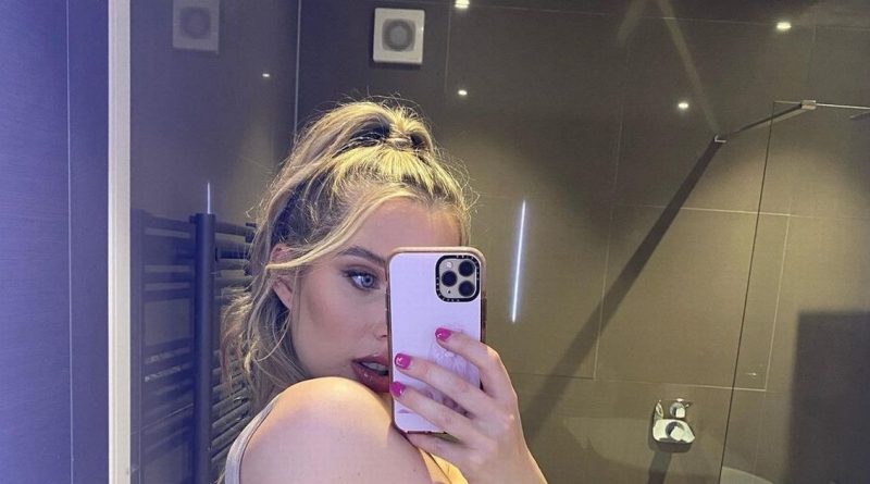 Helen Flanagan convinces fans she’s having baby boy with telling bump snap