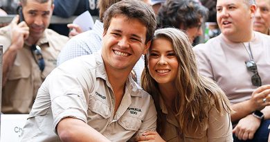 Bindi Irwin, 22, Recreates Mom’s ‘Very Special’ Pregnancy Photo With Her Own Baby Bump