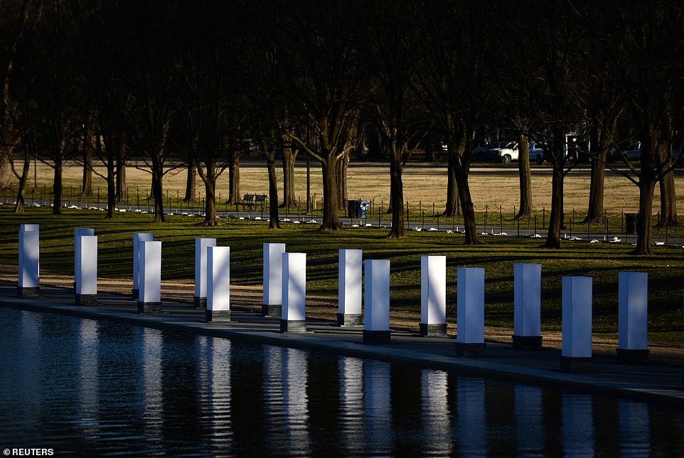 The ceremony was held in front of the Lincoln Memorial, to mark the illumination of 400 lights situated around the Reflecting Pool to pay tribute to the 400,000-plus Americans who have now lost their lives to COVID-19
