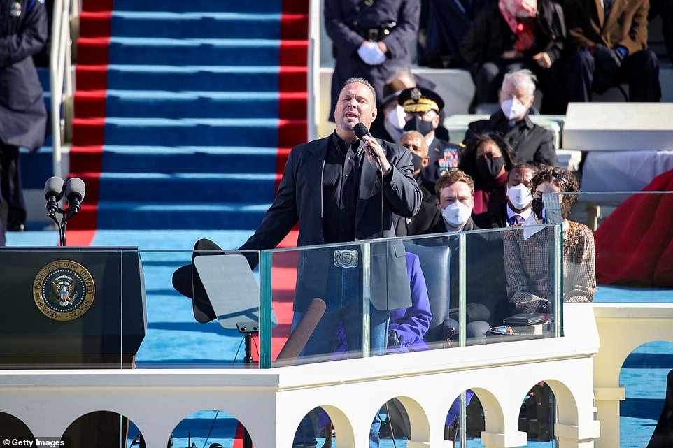 Garth Brooks performs at the inauguration while Kamala Harris and her family and the Obamas watch behind