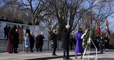 Biden, Obama, Bush and Clinton lay wreath at Tomb of Unknown Soldier