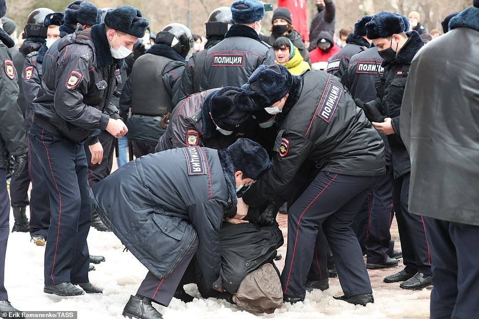 Police in Rostov-on-Don detain a participant in an unauthorised rally in support of Russian opposition activist Alexei Navalny