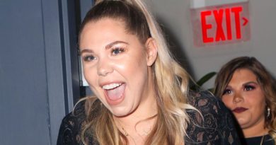 Kailyn Lowry Stuns In A Black Swimsuit For Waterpark Family Photo 5 Months After Giving Birth