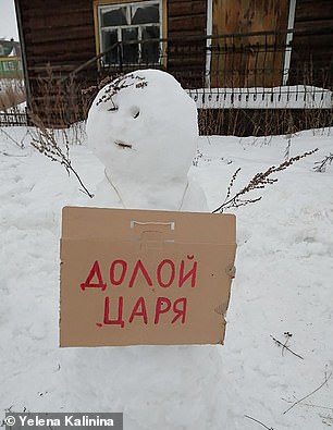 A snowman holding an anti-Putin message