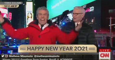 Andy Cohen leads hoards of critics tearing into Bill de Blasio for dancing during NYE