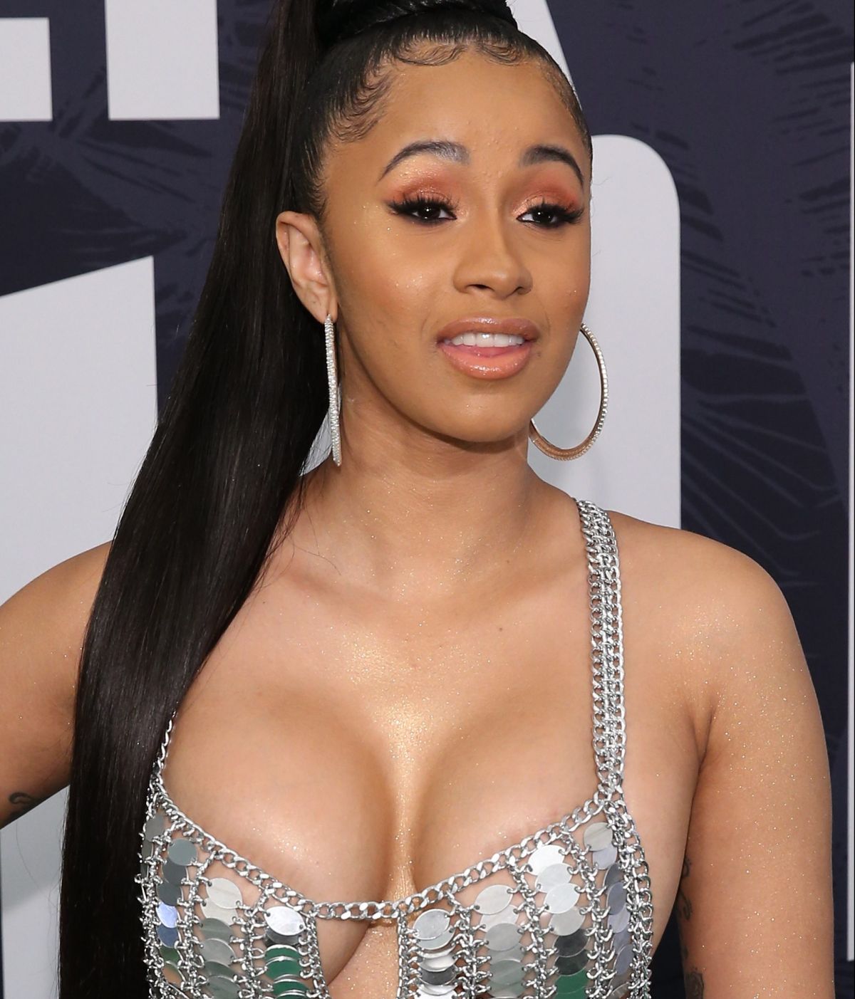 Cardi B arrived with a tremendous cleavage to the classroom of a preschool to teach History!