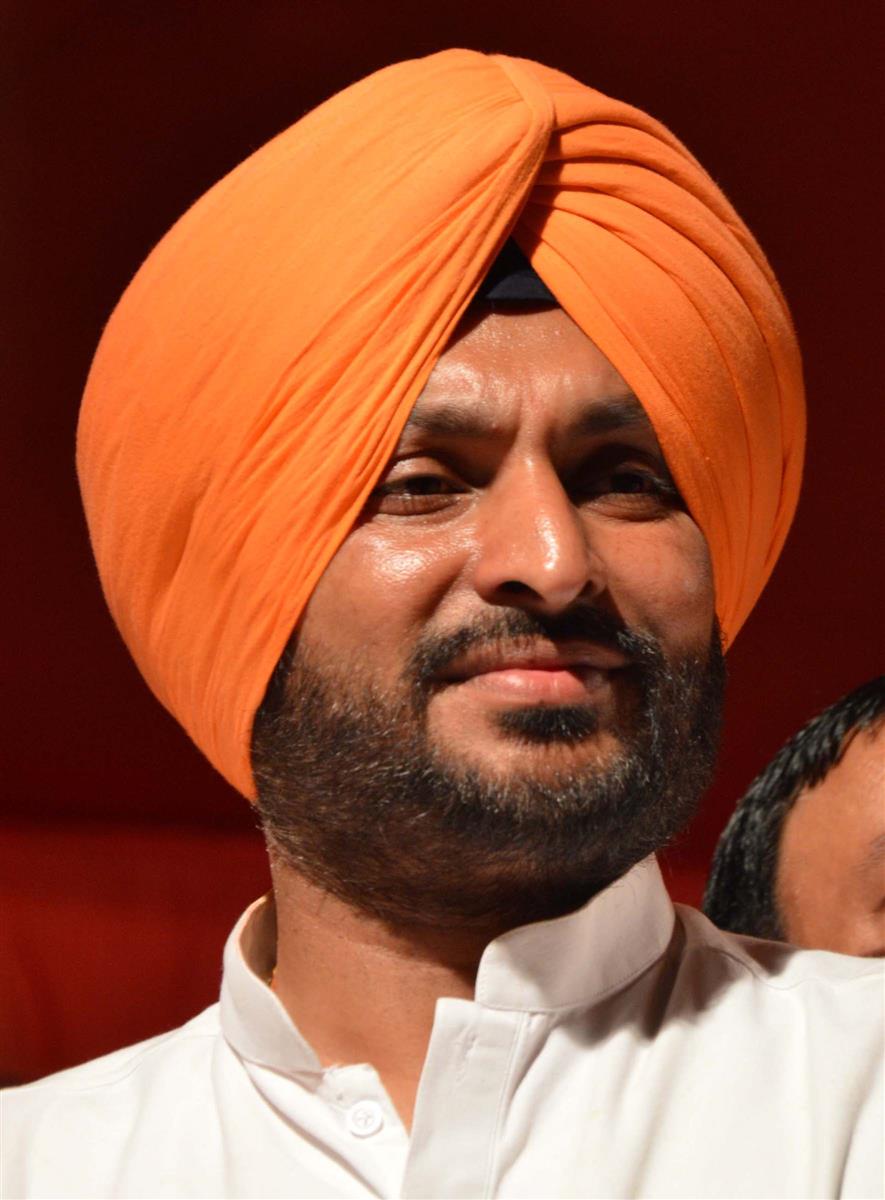 Cong MP Bittu assaulted at Singhu border, turban pulled off, terms it ‘murderous attack’
